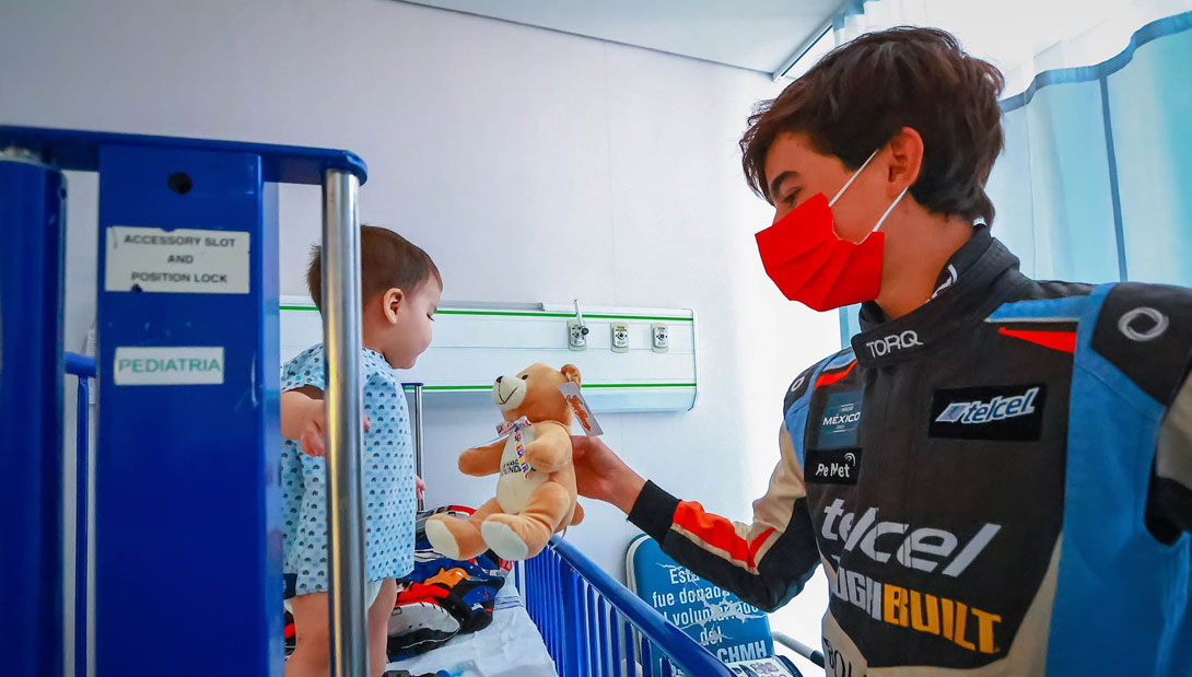 NASCAR México visita el Hospital Miguel Hidalgo