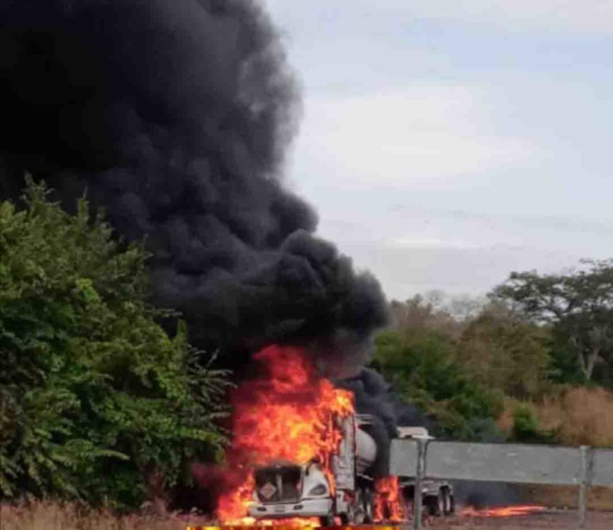Se incendia pipa en la autopista Córdoba-Veracruz