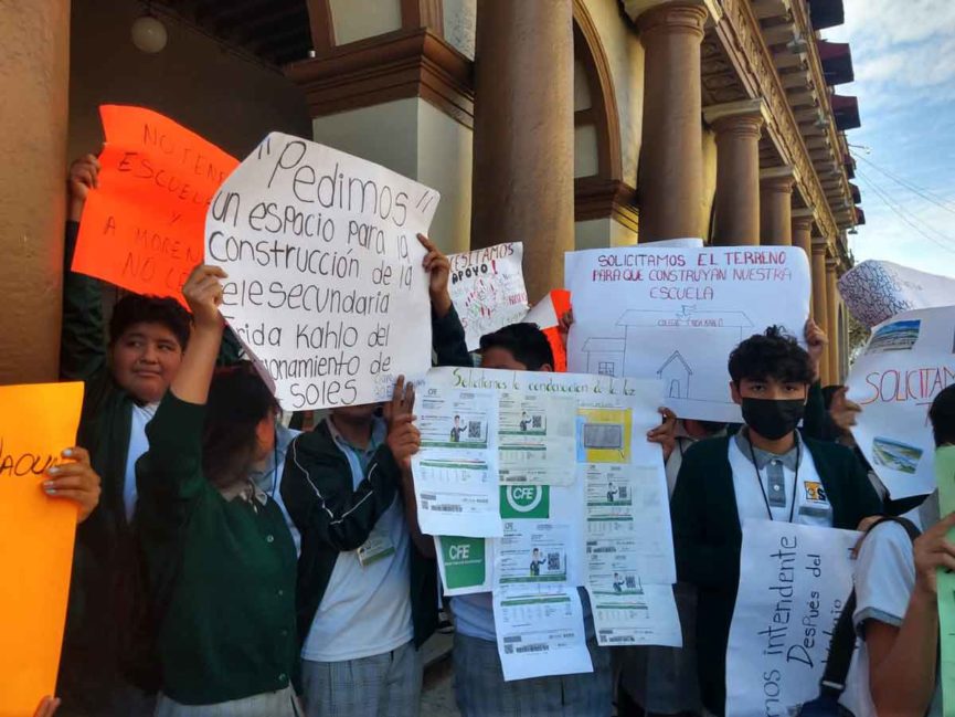 Papás y estudiantes de Naolinco protestaron en Xalapa, no tienen escuela