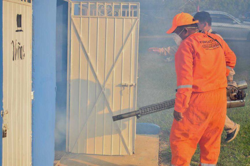 El H. Ayuntamiento de Cosoleacaque efectúa fumigación en Km 17 y Villas Ana María