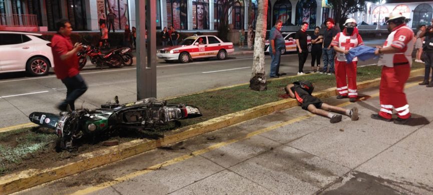 Muere motociclista al chocar con palmera en el bulevar