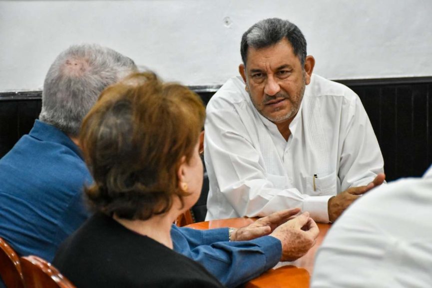 Durante la reunión, el presidente municipal y los representantes cubanos, compartieron temas de interés común