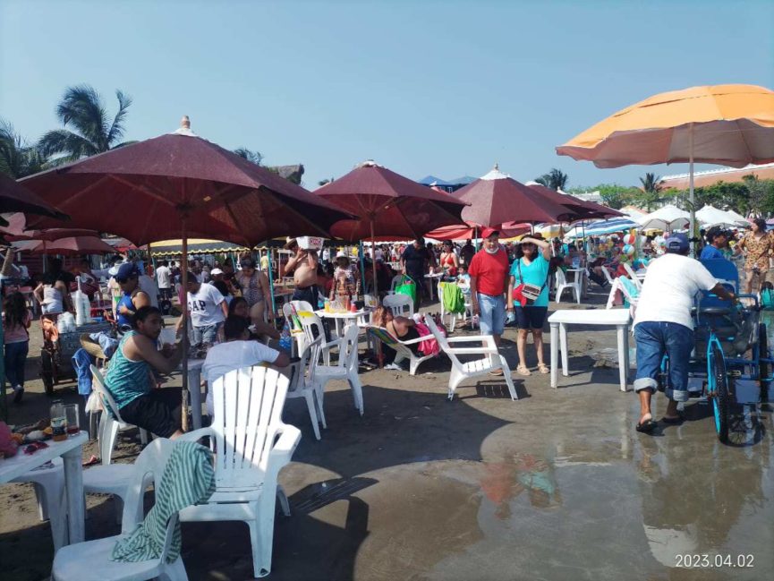 Por semana Santa cientos de turistas abarrotan las playas de Veracruz