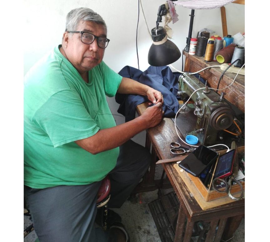 Ricardo Jiménez Rodríguez , la necesidad lo obligó a convertirse en un experto en arreglos de ropa de caballero y dama .- FOTO Manuel PEREZ