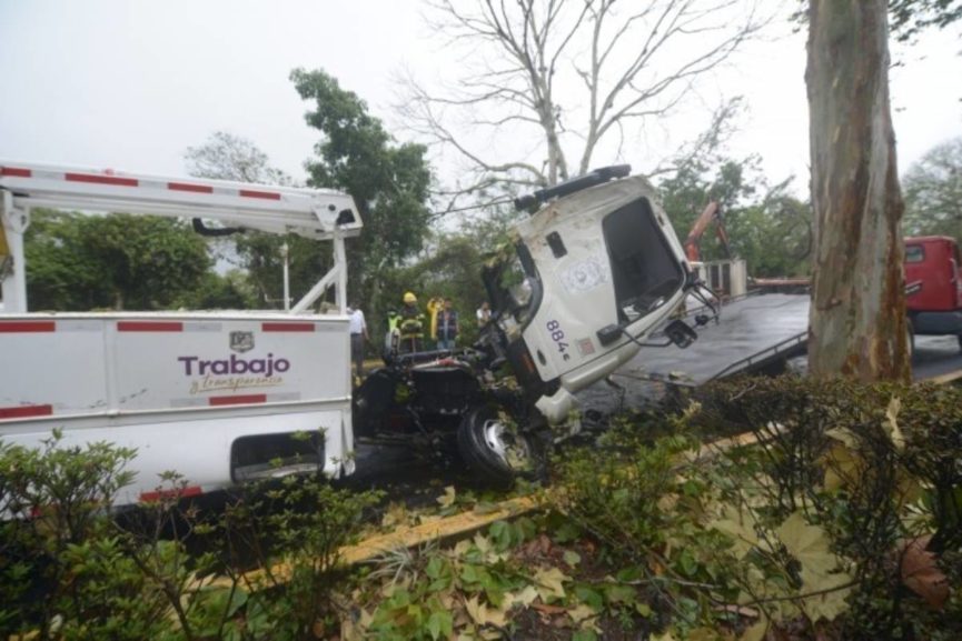 Muere empleado del Ayuntamiento de Xalapa y quedan cuatro más heridos en accidente