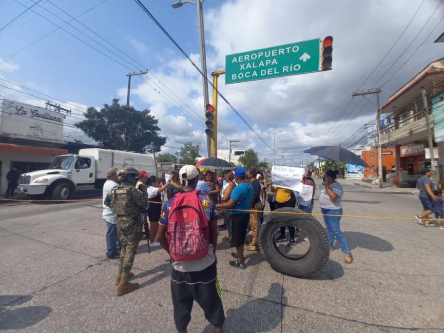 Padres de familia de la escuela Josefa Ortiz toman la avenida JB Lobos