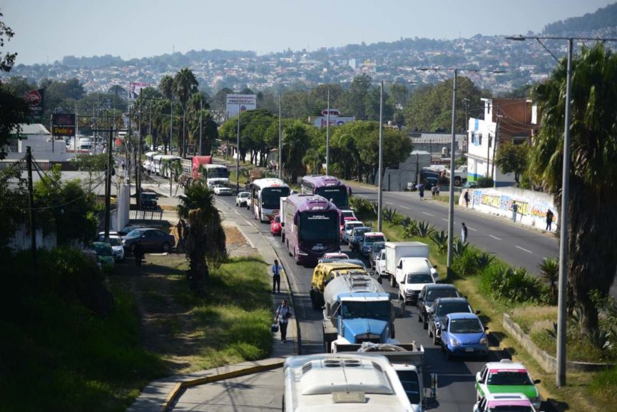 Bloquean bulevard Xalapa-Banderilla y centro por falta de agua