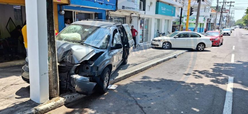 Conductor de 86 años provoca aparatoso accidente en Av. Bolívar