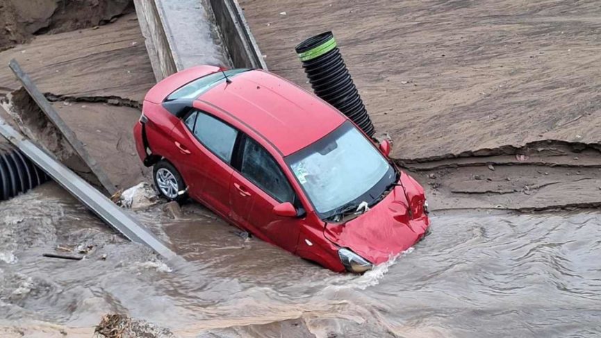 Se forma megasocavón en Lomas de Río Medio 4 por lluvias y arrastra un vehículo