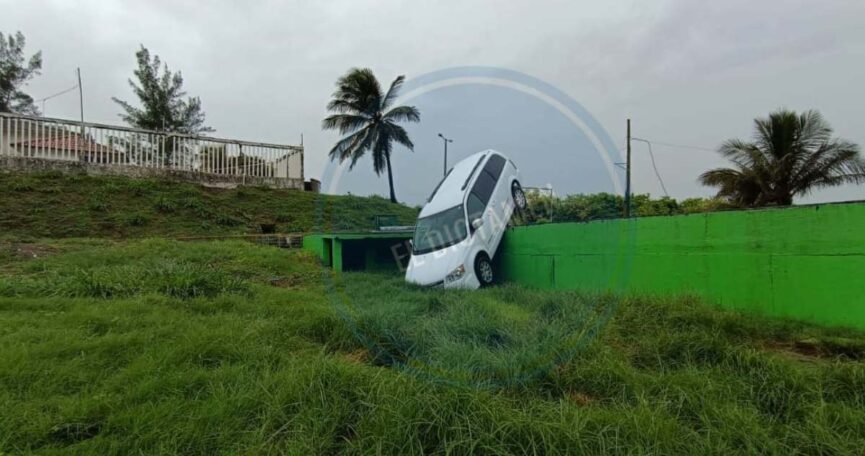 Cae camioneta de estacionamiento en la Riviera Veracruzana