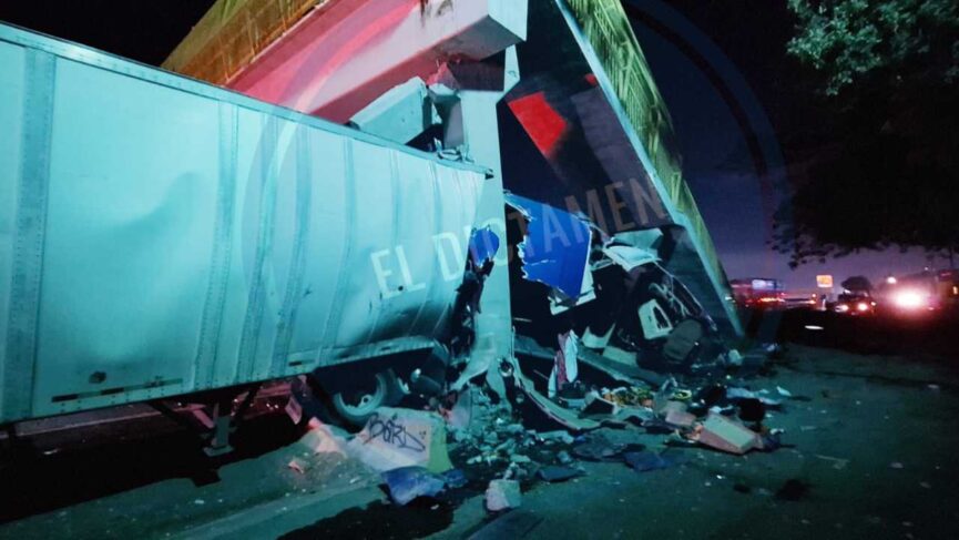 Tráiler se despedaza tras chocar y dañar un puente peatonal en la Veracruz-Cardel