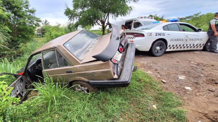 Camioneta provoca "carambola" tras choque cerca de Paso del Toro