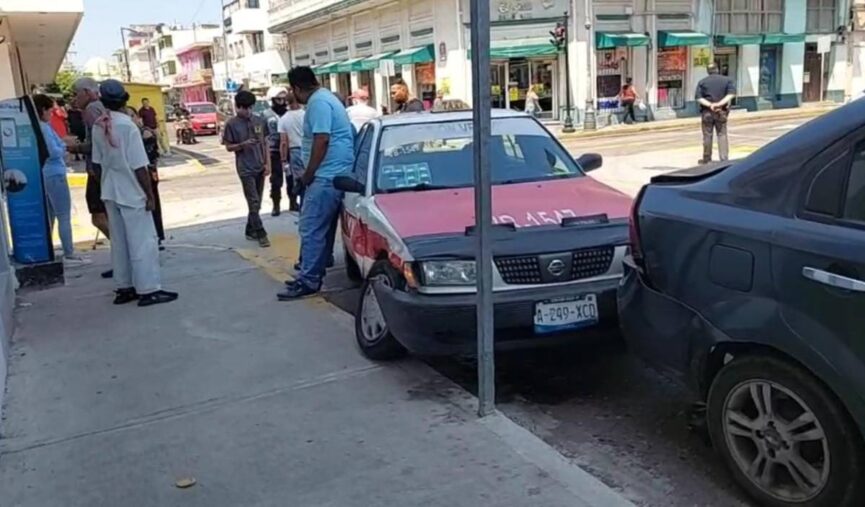Carambola de tres vehículos en el centro de Veracruz