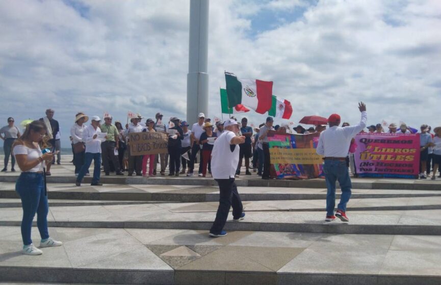 En Veracruz, se suman a protestas contra libros de texto