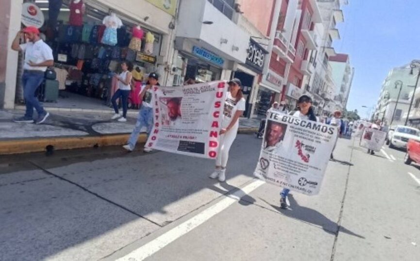Se manifiestan por el secuestro de tres personas ocurrido en Veracruz hace tres años