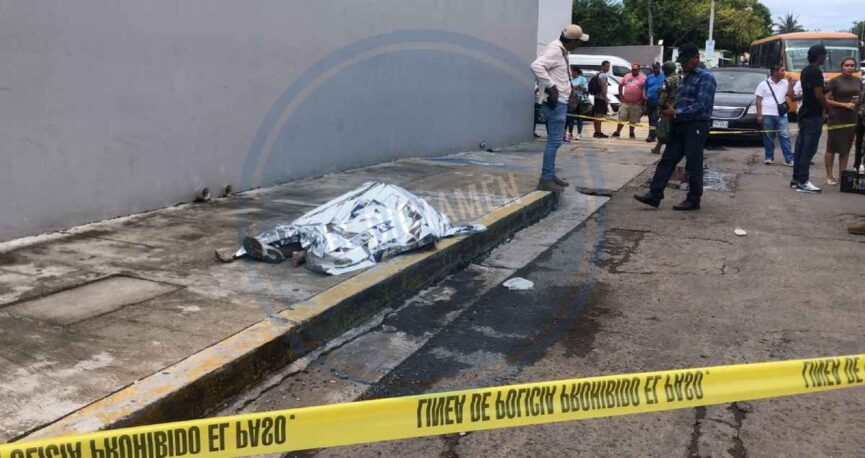 Fallece mujer en la banqueta en Boca del Río