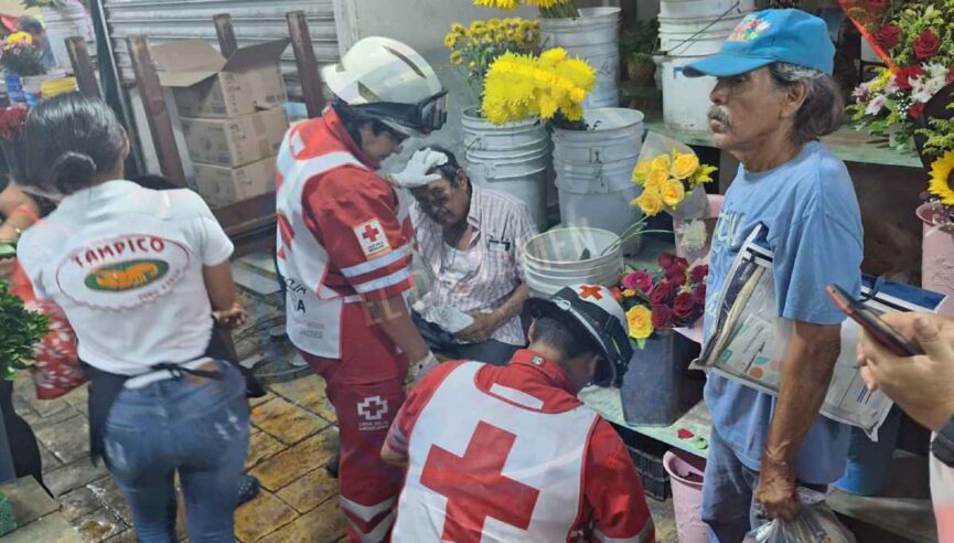 Pedazo de concreto de cornisa lesiona a abuelito en el mercado Hidalgo