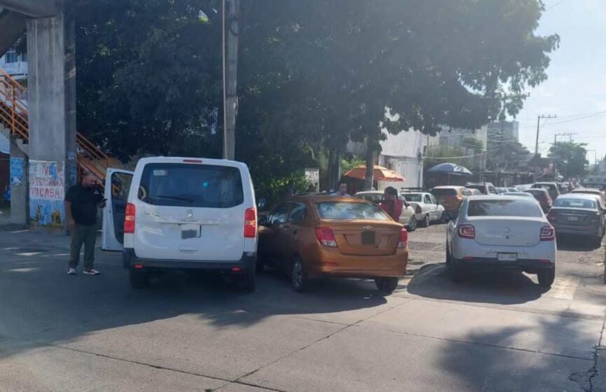 Se cruza y ocasiona aparatoso accidente a un costado del ISSSTE de Veracruz
