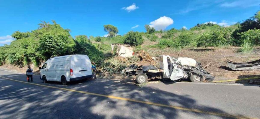 Muere un trabajador y otro más queda herido en accidente sobre carretera en Cotaxtla