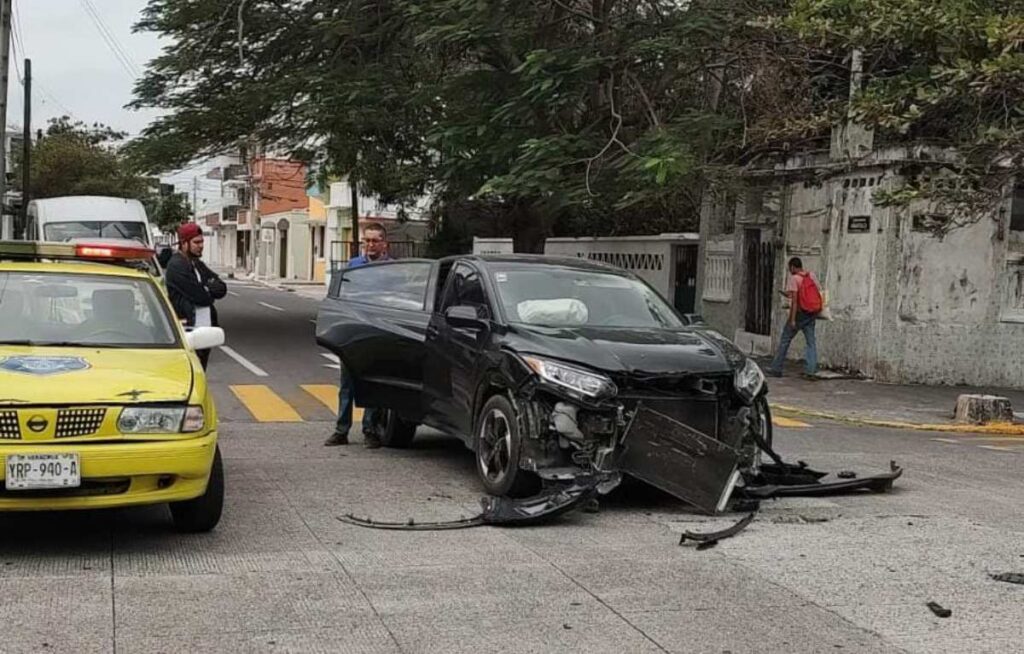 Conductor de camioneta provoca aparatoso choque en Xicoténcatl