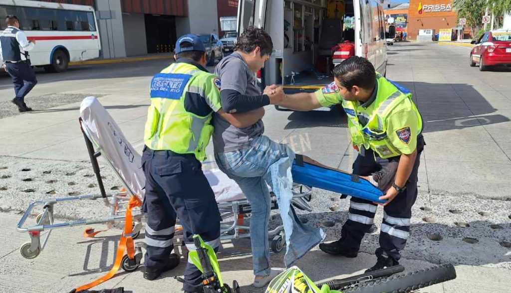 Joven motociclista e estrella contra taxi, frente a plaza Américas