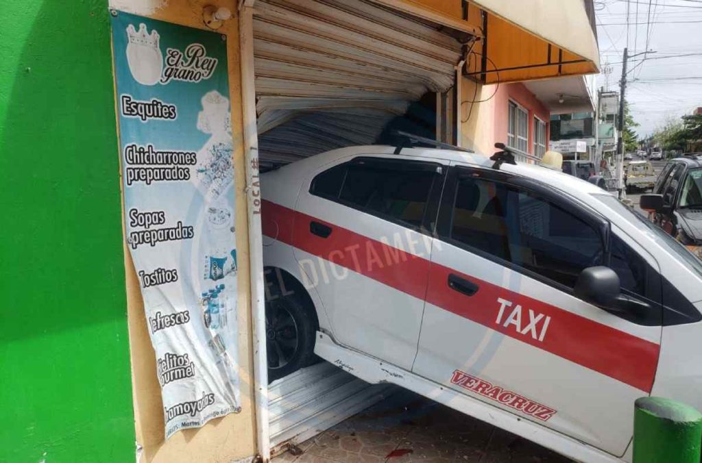Lavacarros choca taxi contra auto, y acaba dentro de comercio