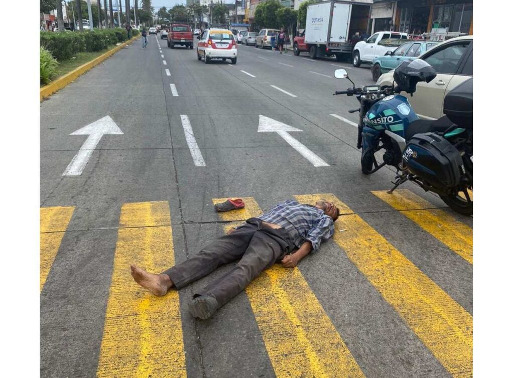 Lo atropella y taxista huye en la colonia Centro de Veracruz