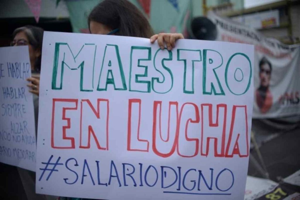 Maestros se manifiestan en centro de Xalapa denuncian que líderes sólo hacen “negocios” con las autoridades