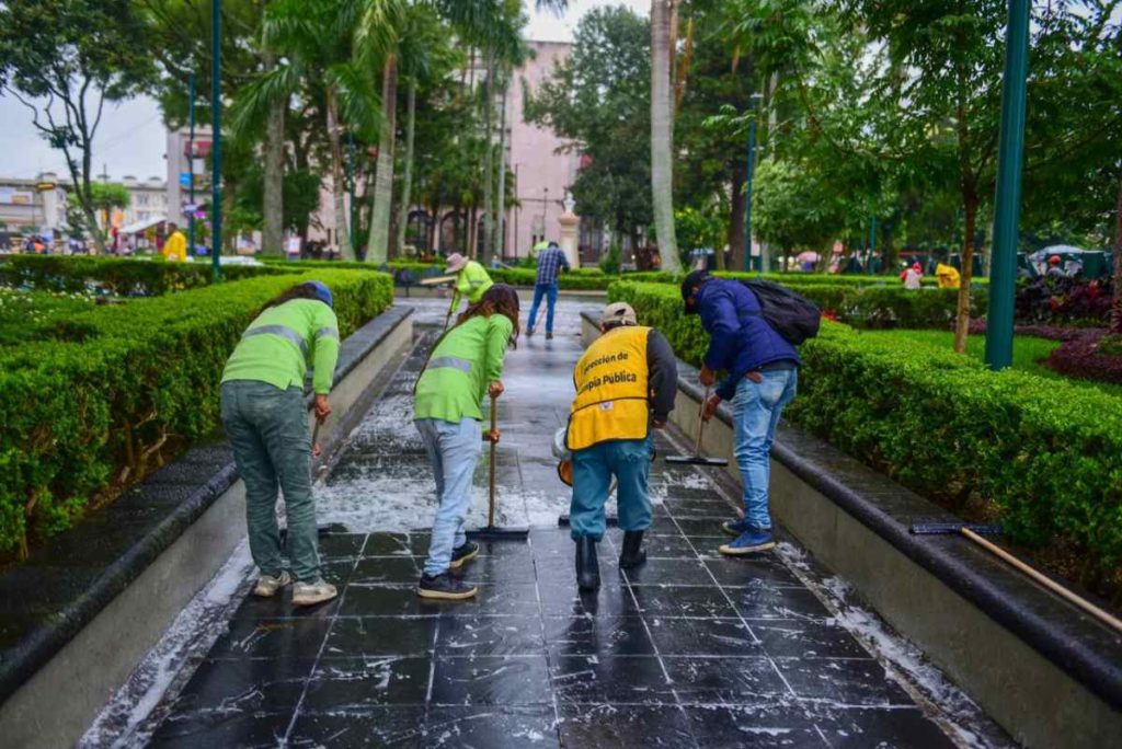 Realiza ayuntamiento de Xalapa jornada de limpieza en el parque Juárez