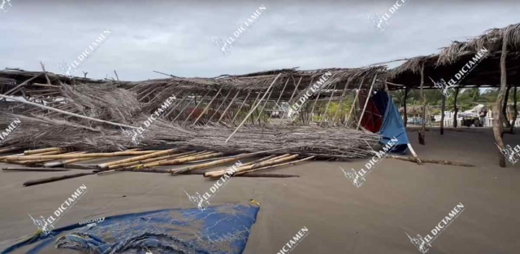 Reportan caída de palapa en Playa de Chachalacas a causa de las fuertes ráfagas del viento