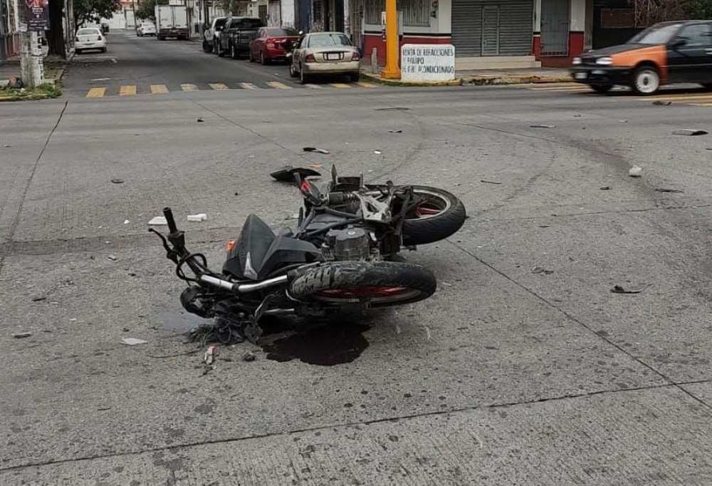 Acaba grave motociclista tras choque contra auto, en colonia centro