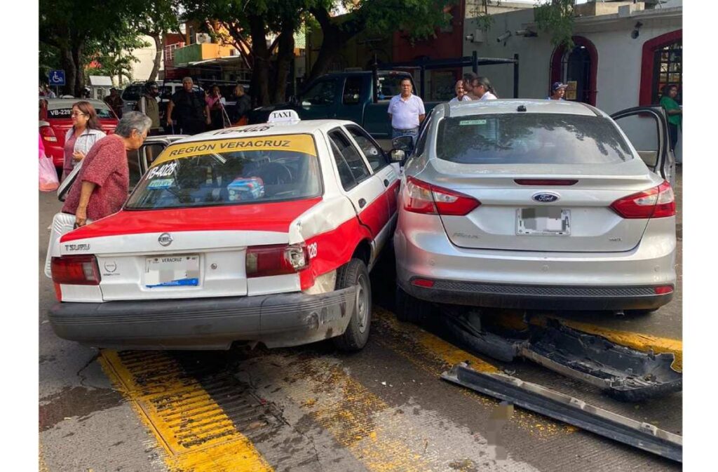 En el centro de Veracruz se registró aparatoso accidente por pasarse el alto
