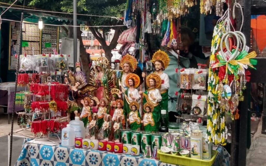 Virgen de Guadalupe y la Santa Muerte; figuras más vendidas en temporada decembrina