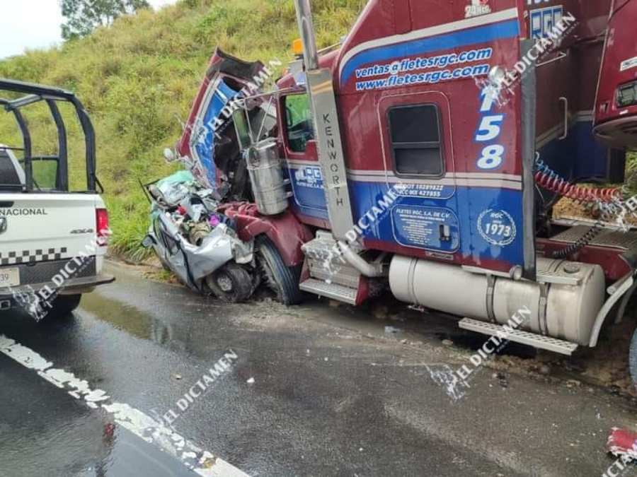  Identifican a los cuatro fallecidos por fatídico accidente en la autopista Totomoxtle-Cardel, habían acudido a Xalapa por cuestiones de trabajo.