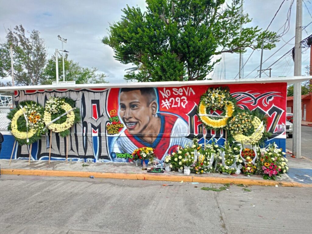 Aficionados y familiares despiden al Puma Chávez en el Panteón Particular