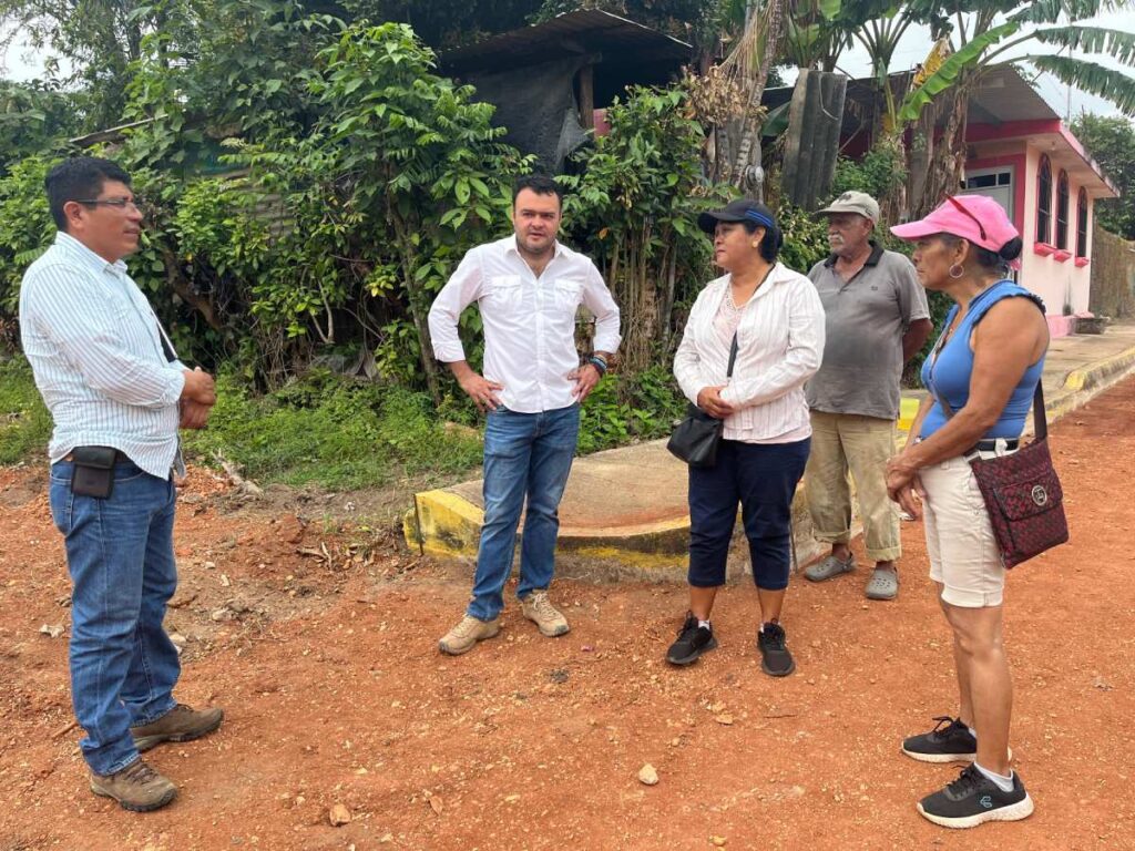 Este viernes, el presidente municipal de Cosoleacaque, Ponciano Vázquez Parissi hizo un recorrido por la calle Mariano Abasolo.
