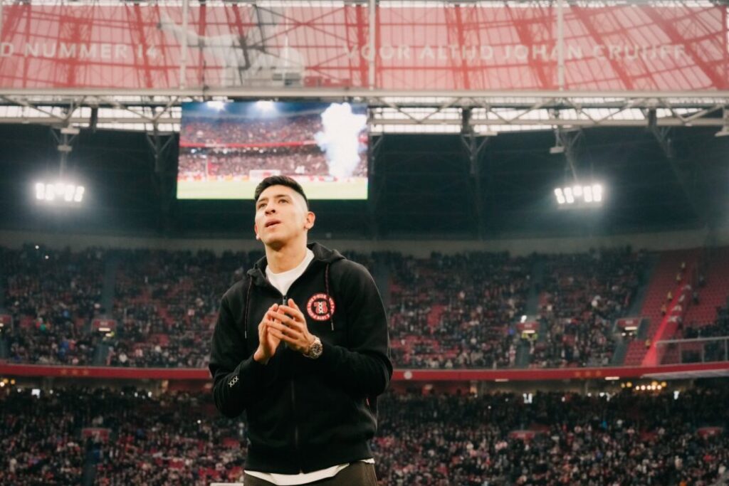 Edson Álvarez recibe homenaje de Ajax