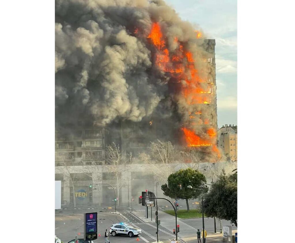 Los bomberos, que intentan sofocar las llamas para frenar el avance del incendio en la ciudad ubicada en España.