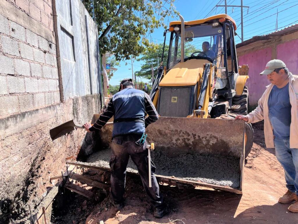 El gobierno municipal prioriza la obra pública en Cosoleacaque y lleva a cabo trabajos de pavimentación.