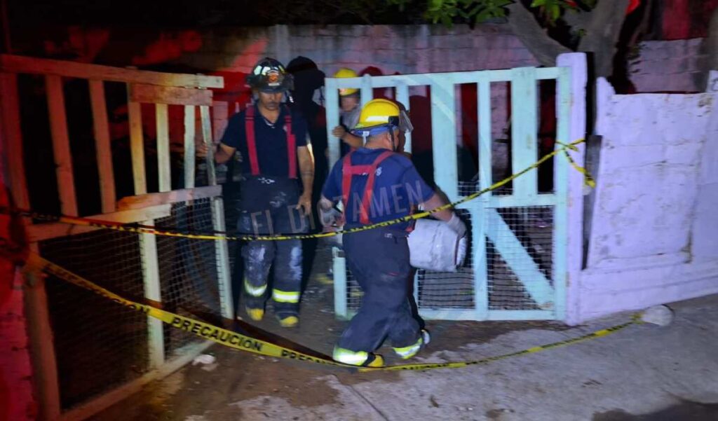 Bomberos Municipales controlaron el fuego y encontraron el cuerpo de la persona que evitó hasta la muerte ir a un anexo.