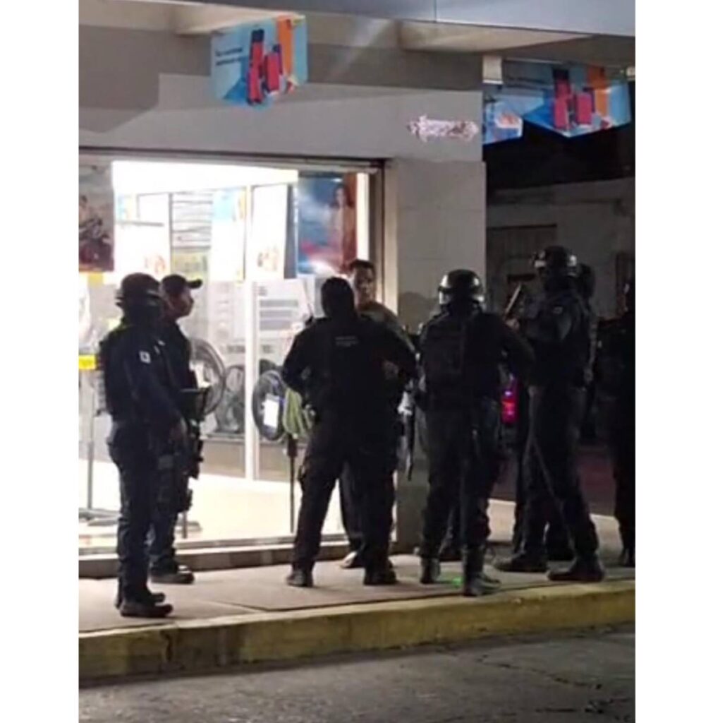 Alarma en Alvarado por sujeto que disparó en varias ocasiones afuera de una tienda Coppel.