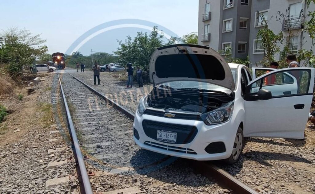 Según testimonios y al parecer de acuerdo a lo que indicó el conductor, al intentar cruzar y ganarle el paso al tren.