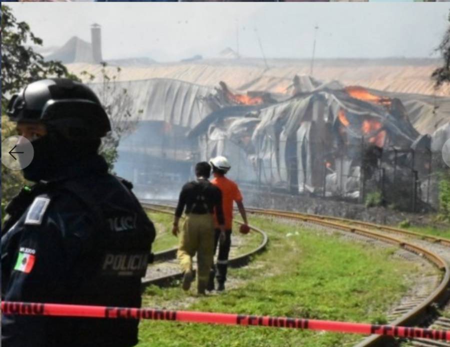 La secretaria de Protección Civil, Guadalupe Osorno Maldonado, aseguró que el incendio inició alrededor de las nueve de la mañana al interior de la Planta International Paper.