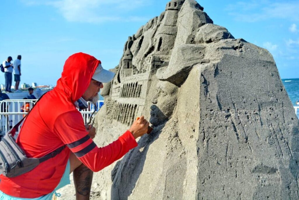 El escultor de arena o "efímero" José Luis González, de origen venezolano, elabora en Playa Martí la escultura Tributo a Veracruz, de cuatro metros de largo y dos de altura. Foto: Javier TELLO