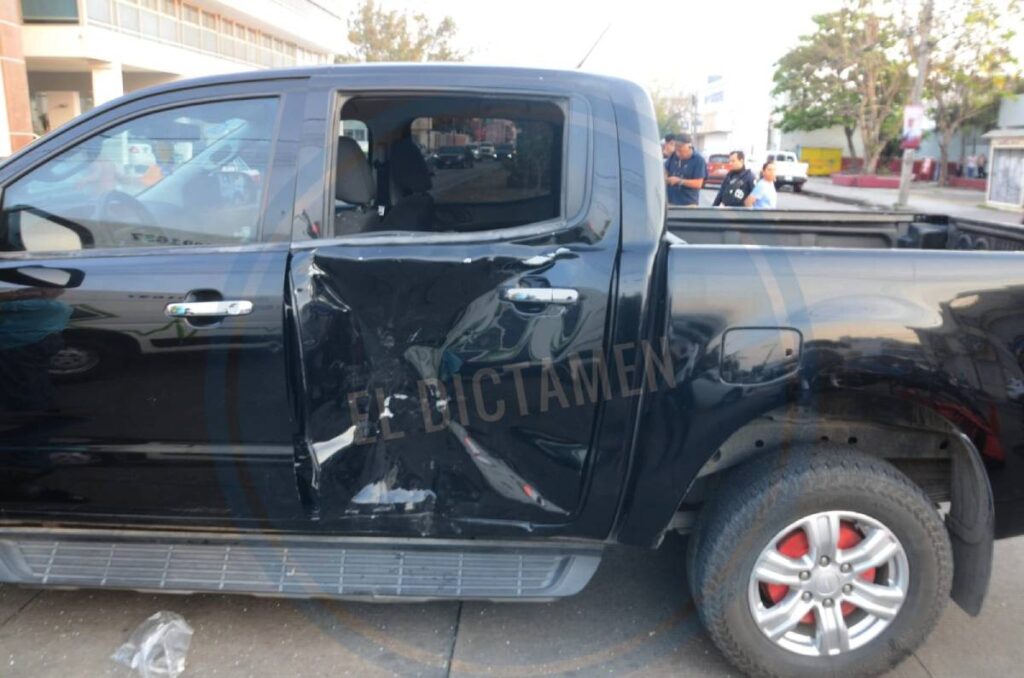 El conductor de una camioneta marca Ford tipo Ranger, se atravesó al intentar ganarle el paso, provocando el choque con el motociclista.