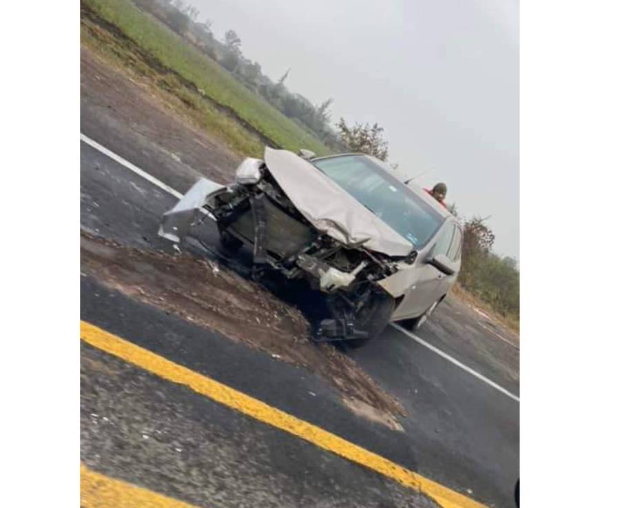 A consecuencia de la imprudencia de un conductor, se produjo un fuerte accidente automovilístico en el Libramiento de Cardel.