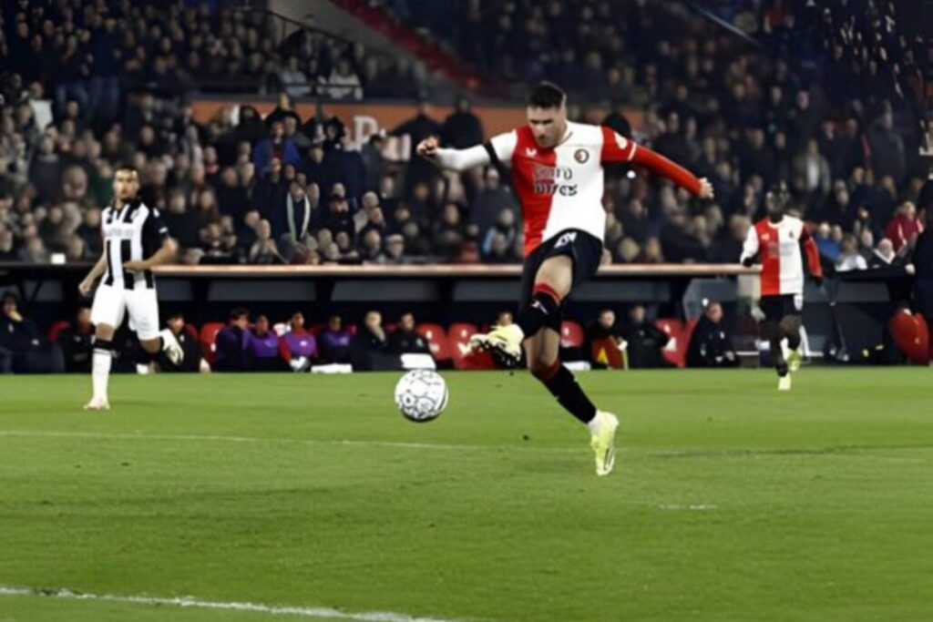 Santiago Giménez anota ante Heracles su gol 21 de la temporada