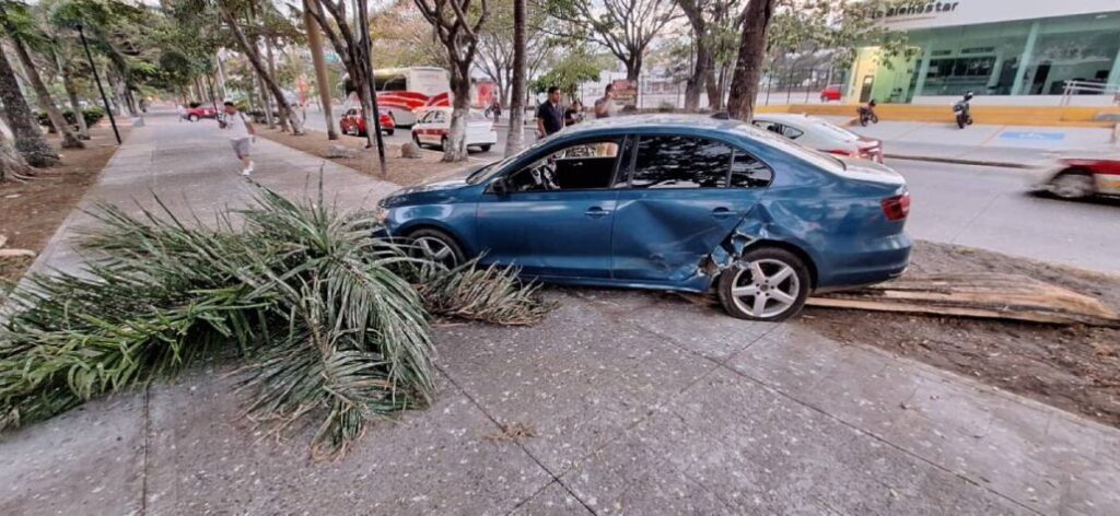 La unidad presunta responsable es un automóvil Volkswagen tipo Jetta, de color azul, él cual circulaba en el carril de norte a sur de la avenida Díaz Mirón frente al auditorio Benito Juárez.