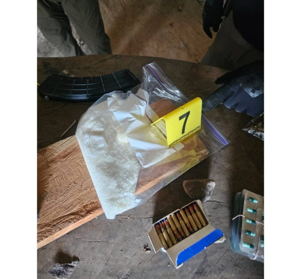 La FGR aseguró drogas, cartuchos, cargadores y granada durante cateo en colonia de Tuxpan.