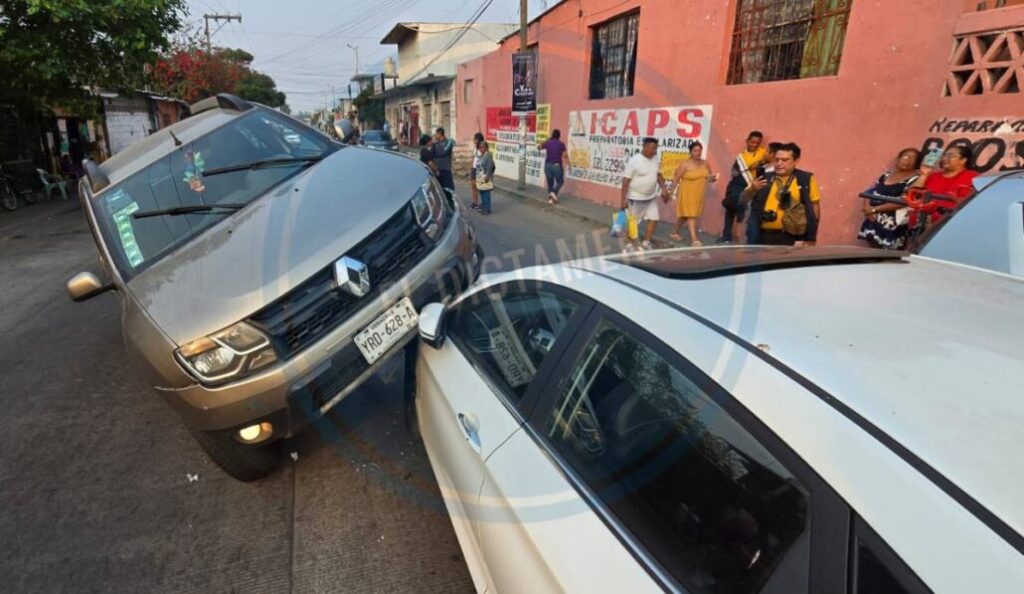 Sobre el cofre de un vehículo terminó el conductor de una camioneta, cuando circulaba sobre la avenida Agustín Yáñez.
